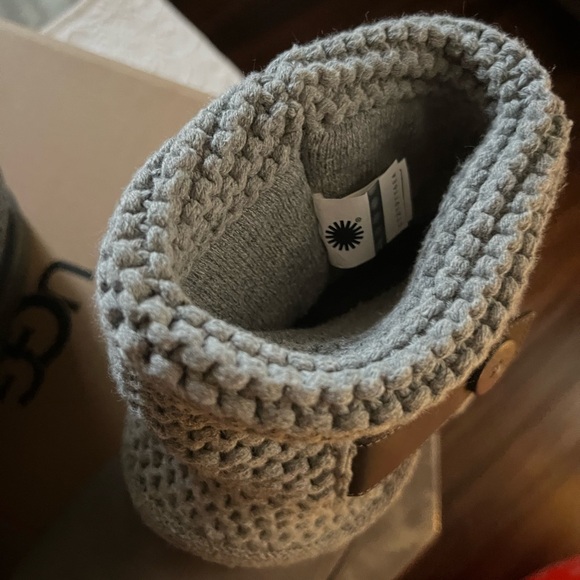 UGG women’s Shaina Boots - Picture 4 of 5